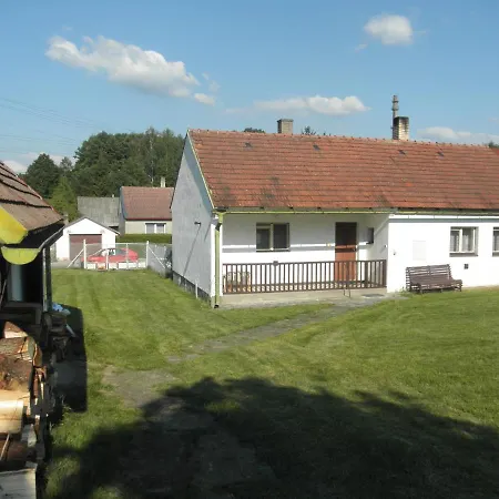 Chlalupa Se Zahradou - Feriehus *